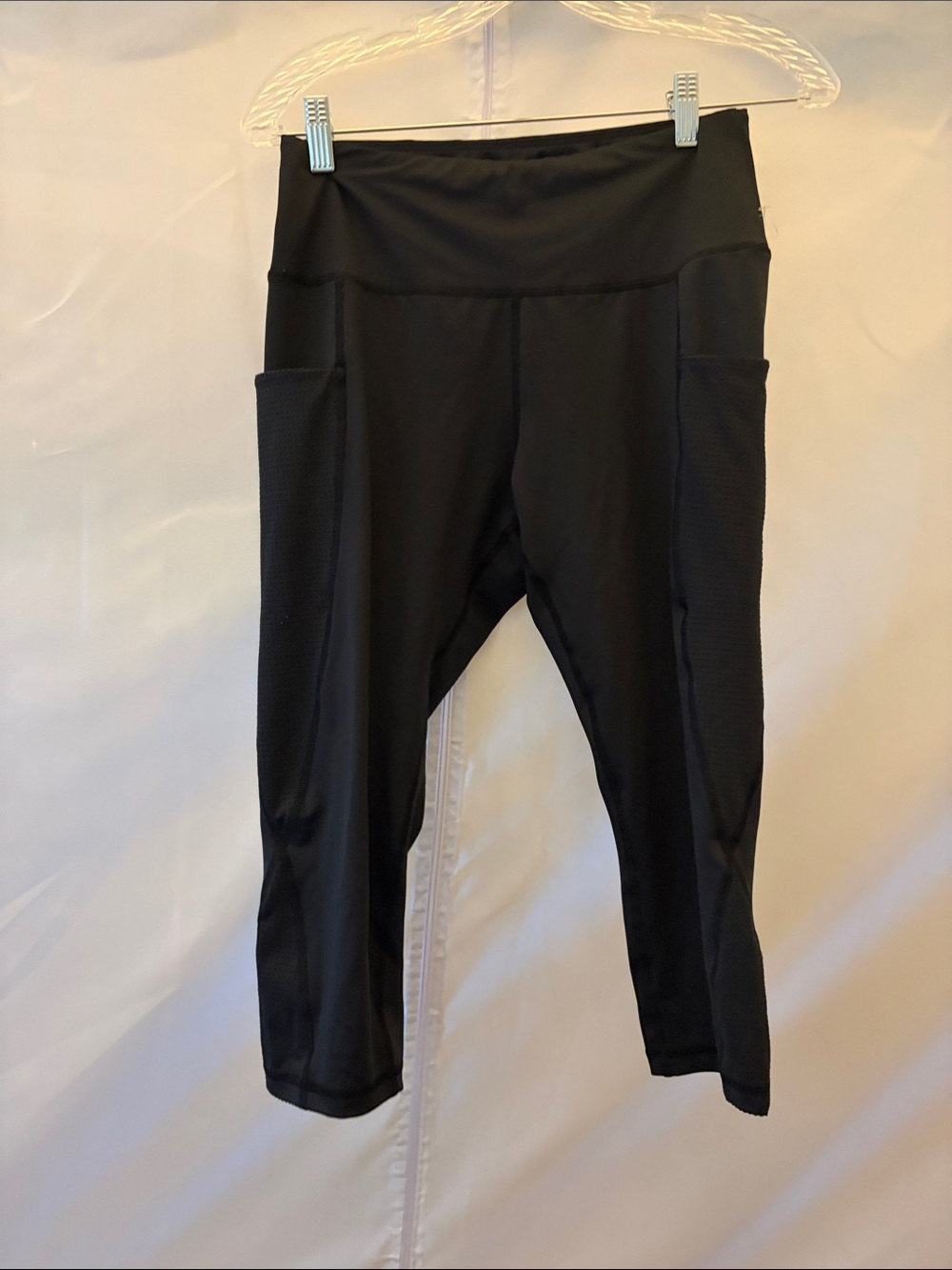 High-Waist Black Performance Leggings with Side Pockets